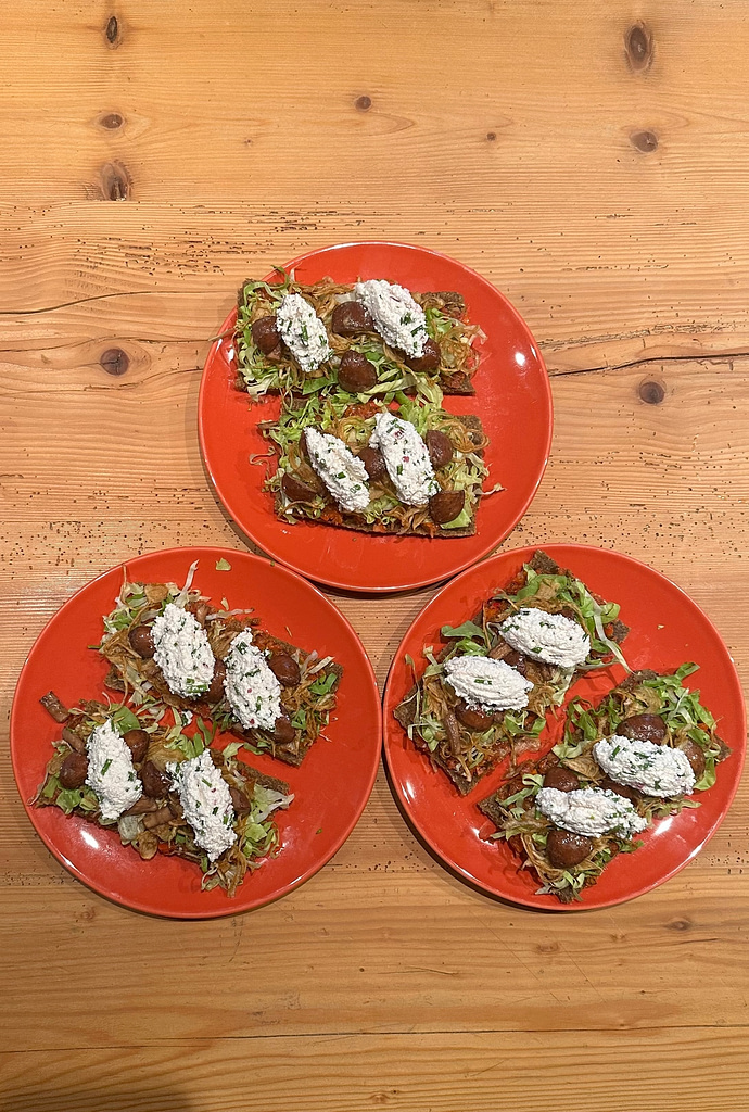 Alimentation vivante / Raw Food, Pizza pâte à la courge, oignons caramélisés, champignons marinés 